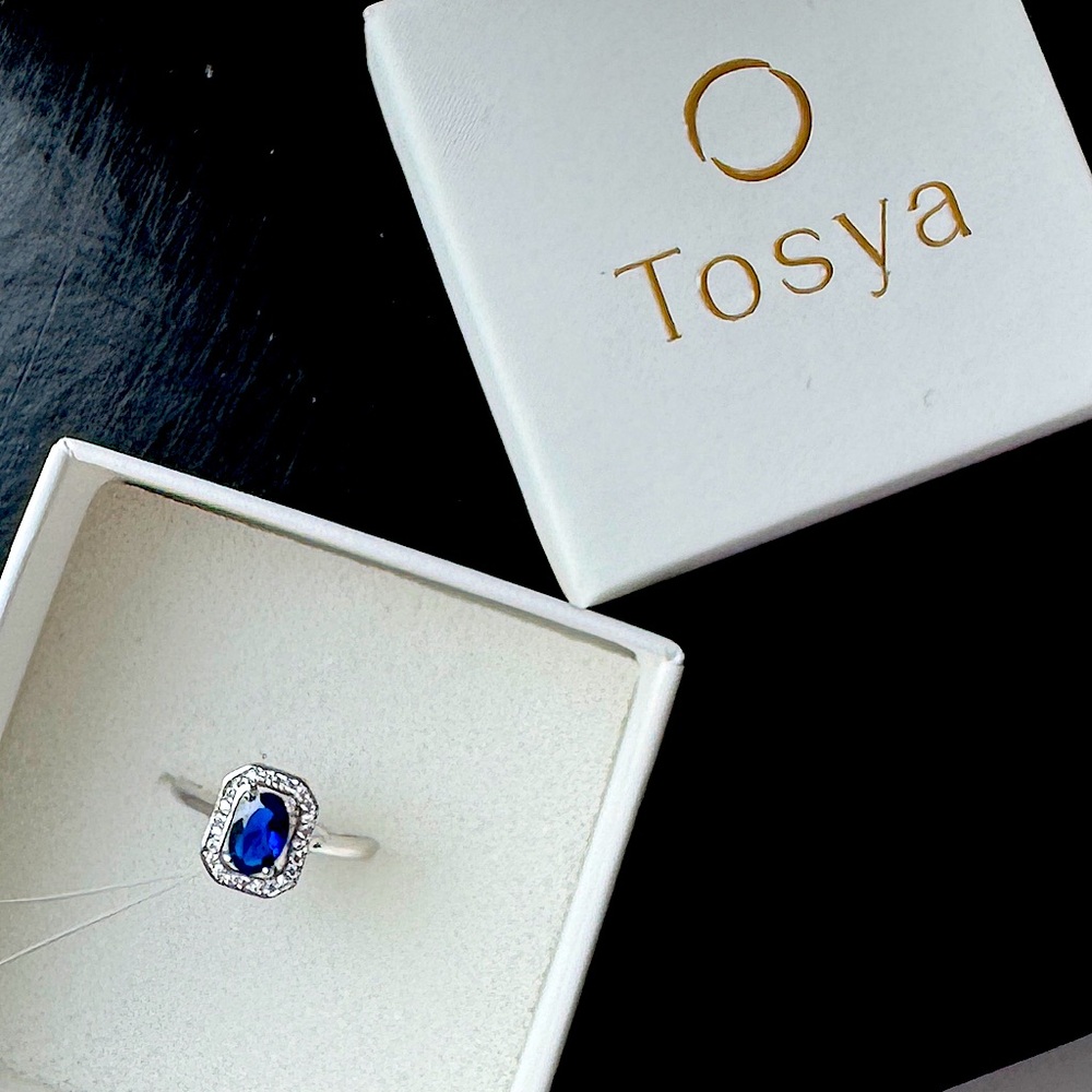 Elegant Silver and Blue Gemstone Ring - Picture 6 of 12